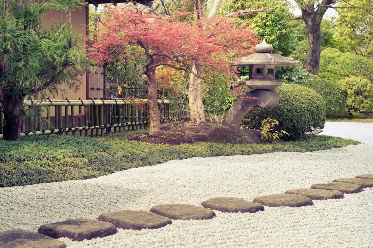 Taman Rumah Ala Jepang dengan Jalan Setapak