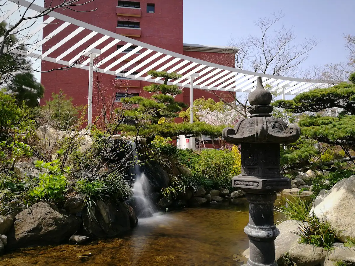 Taman Rumah Ala Jepang dengan Tebing